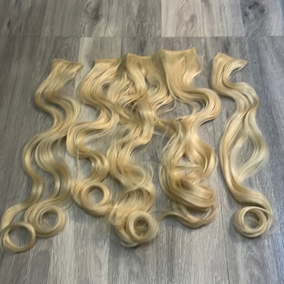 Other - Synthetic blonde clip ins 24”